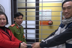 Tin tức trong ngày - Người phụ nữ nhặt được gần 16 triệu đồng trả lại cho tài xế Grab