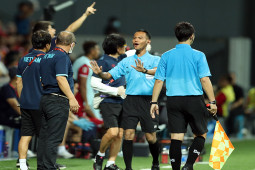 Quang Hải bị cầu thủ Singapore phạm lỗi, thầy Park nổi cáu với trọng tài