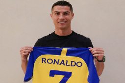 Ronaldo chính thức sang Ả rập thi đấu: Sắp đối đầu Messi, fan phản ứng cực ”gắt”