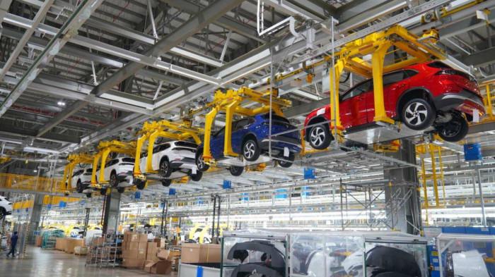 Việt Nam sản xuất gần 440 nghìn ô tô trong năm 2022 - 1