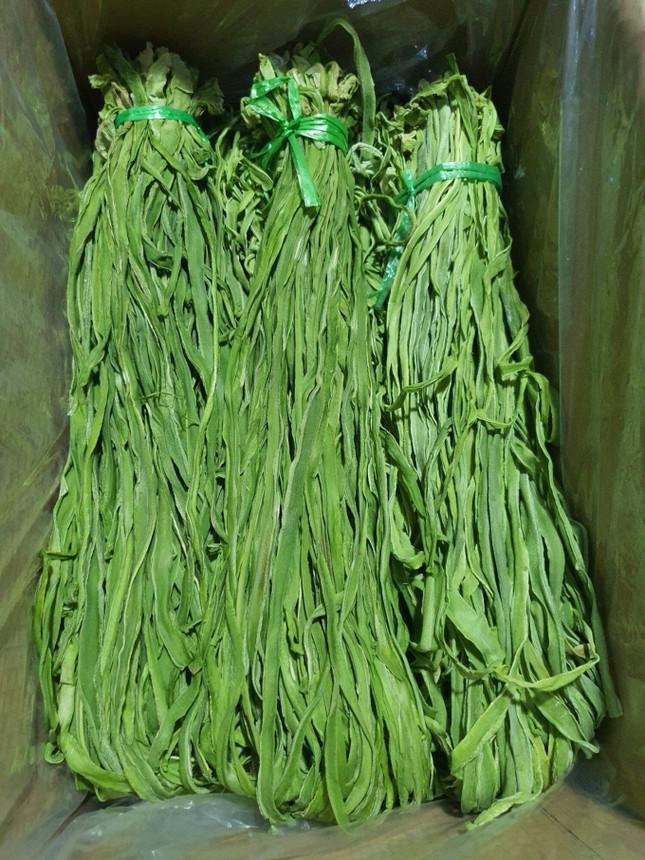 Rau tiến vua khô đang được rao bán rầm rộ với giá cao lên tới 400.000 đồng/kg (Ảnh: Vnexpress)