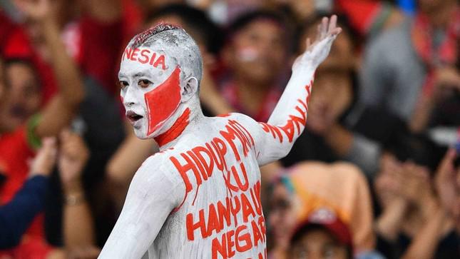 CĐV Indonesia giẫm lên quốc kỳ Thái Lan, LĐBĐ Thái Lan vào cuộc - 1