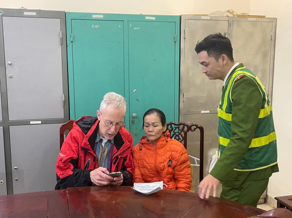 Ông Philip tìm thấy được gia đình bà Vượng nhờ sự giúp đỡ của Công an phường Hàng Trống.