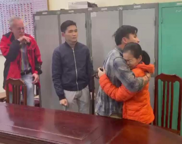 Giây phút mẹ con anh Thắng gặp lại nhau xúc động trào nước mắt.