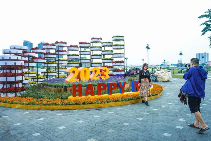 Tại khu vực Công viên bến Bạch Đằng (phường Bến Nghé, quận 1), hai tiểu cảnh mô phỏng vườn hoa mini cũng được dựng lên từ trước đó để người dân và du khách có thể chụp ảnh kỷ niệm.
