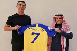 Đại gia Ả Rập chơi lớn sau khi có Ronaldo, chiêu mộ cả Ramos & sao Barca
