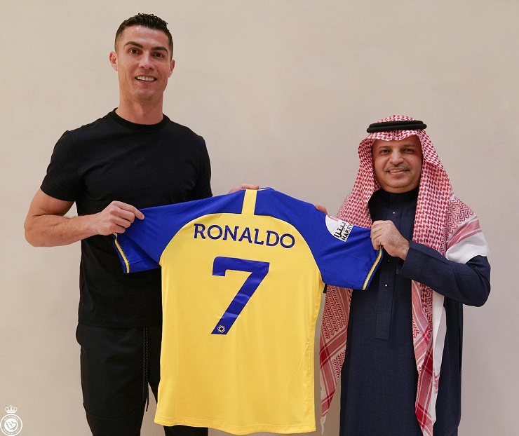 CHÍNH THỨC: Ronaldo ký hợp đồng 2 năm với đại gia Ả Rập, lương 200 triệu euro/năm - 1