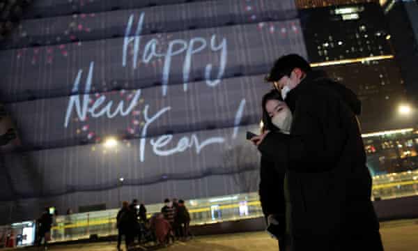 Người dân đón giao thừa tại thủ đô Seoul - Hàn Quốc. Ảnh: Reuters