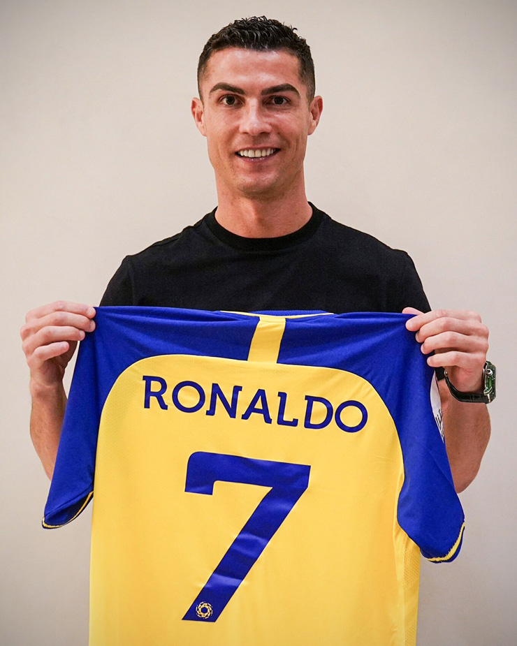 Tân binh Ronaldo hớn hở nhận áo số 7 ở Al Nassr