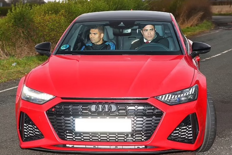 Casemiro&nbsp;đến sân tập của MU&nbsp;trong chiếc Audi RS7