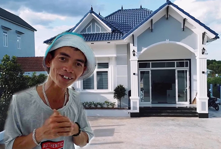 “Đổi đời” nhờ YouTube, hiện tượng mạng 8X mua được một mảnh đất 648m2 và xây ngôi nhà đầu tiên trong đời vào tháng 7/2022. “Cảm giác có mảnh đất đầu tiên trong cuộc đời thật ý nghĩa. Có thể với nhiều người là bình thường, là đương nhiên khi chúng ta có kinh tế. Nhưng với mình, điều đó không hề bình thường. Nó rất đặc biệt, mảnh đất đầu tiên này mình mua được, đã chấm dứt 34 năm cuộc đời ở trọ, ở đợ, ở thuê. Một cuộc đời không mái ấm... sẽ chấm dứt. Và mình hạnh phúc khó tả lắm. Mình xin cảm ơn tất cả”, anh&nbsp;tâm sự.
