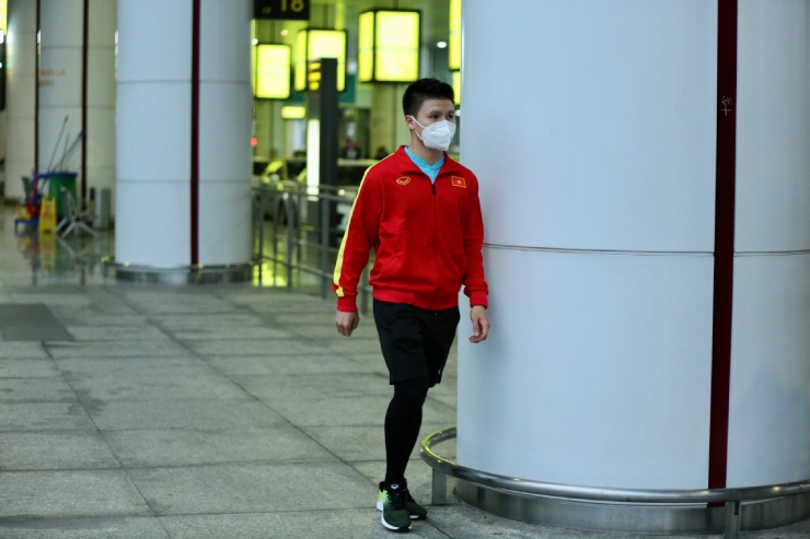 Đến 17h15, toàn đội hoàn tất thủ tục
nhập cảnh để lên xe về khách sạn