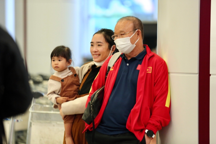 HLV Park Hang Seo lộ
rõ vẻ mệt mỏi sau chuyến bay từ Singapore