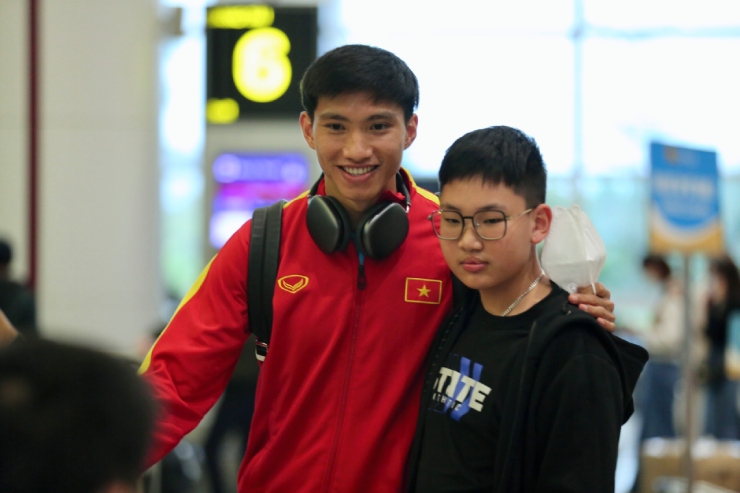 Văn Hậu chụp ảnh với
fan nhí