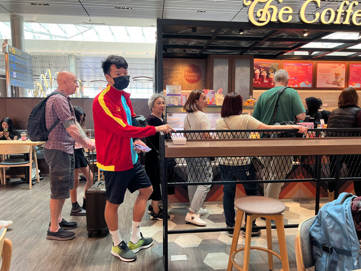 Trung vệ Nguyễn Thành Chung xếp hàng
ở quầy cafe