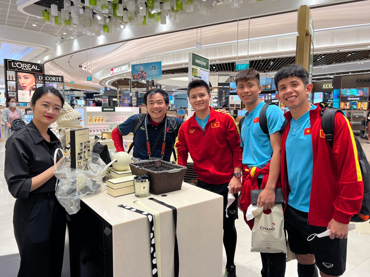 Quang
Hải, Phan Văn Đức và Nguyễn Phong Hồng Duy tranh thủ đi mua sắm đồ
lưu niệm ở trung tâm thương mại trước khi rời đảo quốc sư tử