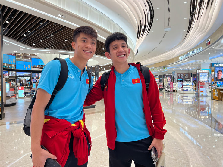 Phan Văn Đức và Hồng Duy tranh thủ
tạo dáng với vẻ mặt khá vui vẻ