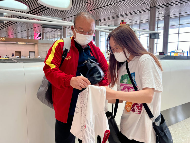 HLV Park Hang Seo ký tặng một fan nữ
trẻ của ĐT Việt Nam ở Singapore