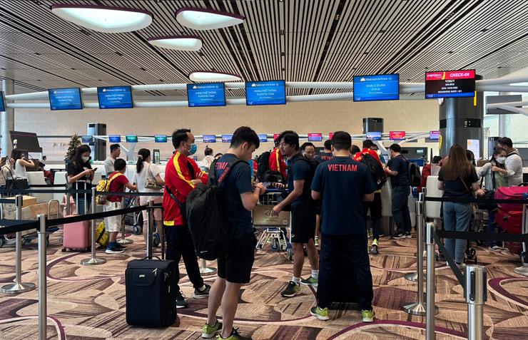 Các tuyển thủ Việt Nam làm thủ tục
xuất cảnh ở sân bay quốc tế Singapore trưa 31/12