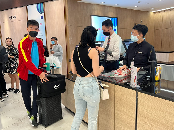 Trung vệ Đỗ Duy Mạnh cùng ĐT Việt Nam
làm thủ tục trả phòng ở khách sạn tại Singapore sáng 31/12