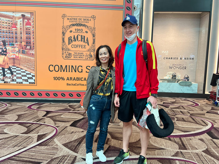 Thủ thành Đặng Văn Lâm chụp ảnh kỷ
niệm cùng một người hâm mô nữ của ĐT Việt Nam 