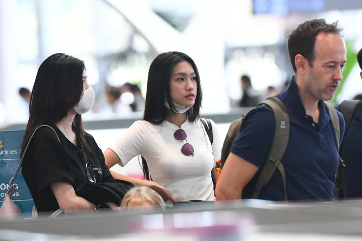 Người
mẫu từng lọt top 10 Hoa hậu Việt Nam năm 2020, Doãn Hải My (áo
trắng), bạn gái Văn Hậu và Ngô Tố Uyên (áo đen), vợ mới
cưới của Thành Chung cũng về nước chung chuyến bay của ĐT Việt
Nam