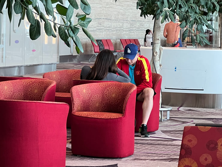 Lâm "Tây" ngồi một góc riêng cùng bạn
gái Yến Xuân