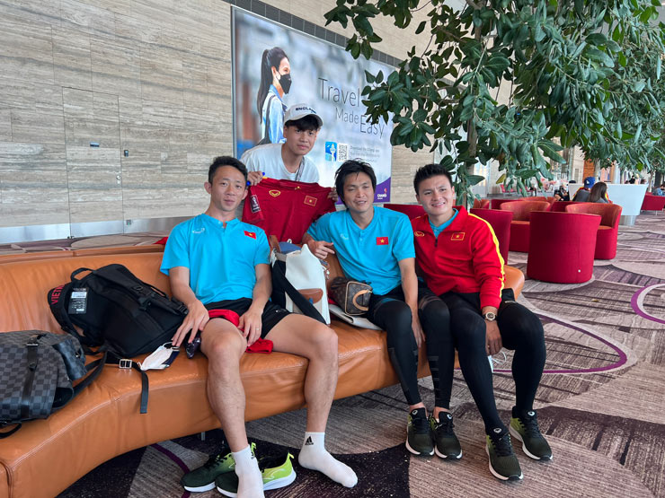 Châu Ngọc Quang, Tuấn Anh và Quang
Hải ngồi ở ghế sofa tại sân bay