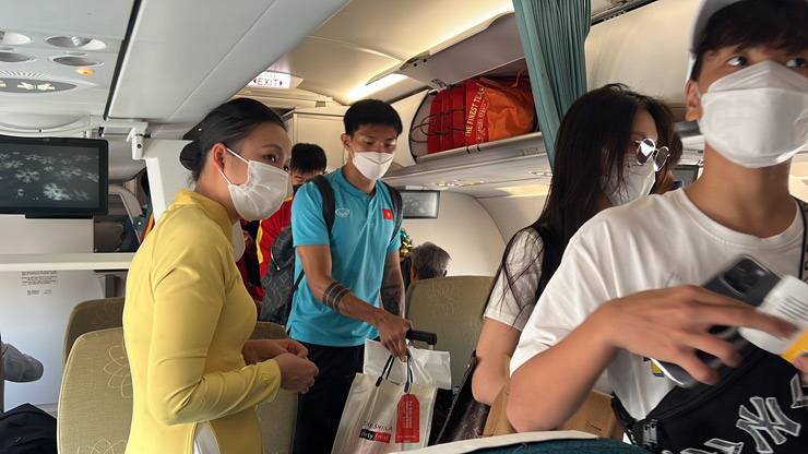 ĐT Việt Nam lên máy bay rời Singapore
trưa 31/12