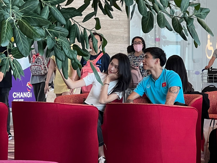 Văn Hậu tạo dáng chụp ảnh cùng bạn
gái xinh đẹp Hải My