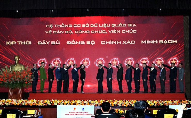 Thủ tướng Phạm Minh Chính và lãnh đạo các bộ, ngành khai trương Cơ sở dữ liệu quốc gia về cán bộ, công chức, viên chức.