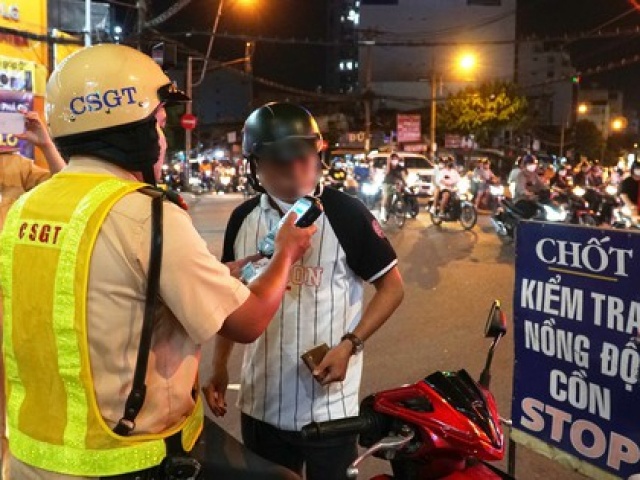 Tin tức trong ngày - VIDEO: Nhiều người ở TP HCM đứng hình vì "uống vài ly cho vui" trong đêm 30-9