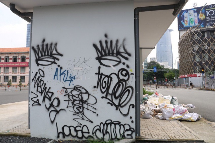 Khu chờ tái lập đường Hàm Nghi (quận 1) cũng "không thoát khỏi" hình vẽ bậy.