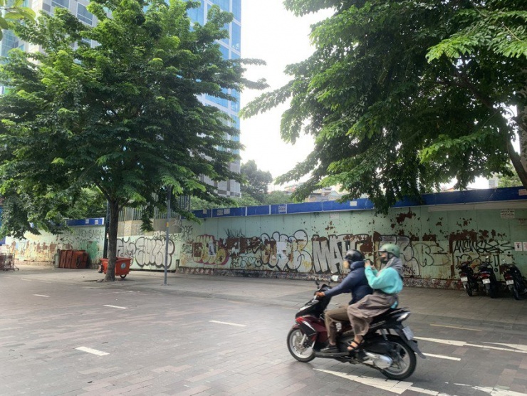 Hình vẽ bậy gây mất thẩm mỹ trên đường Nguyễn Huệ (quận 1).