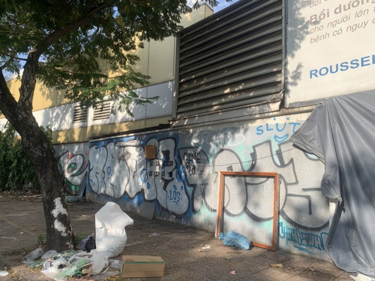 Các hình vẽ đủ kích thước, đủ hình thù kỳ lạ.