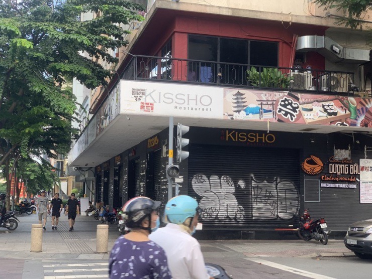 Từ nhà dân, quán ăn đến công trình nghìn tỷ, đâu cũng có hình bóng của nạn vẽ bậy.