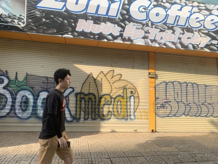 Hình vẽ bậy phủ kín cửa cuốn trên đường Nguyễn Văn Trỗi (quận Phú Nhuận).