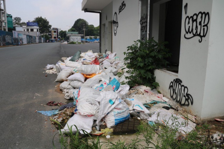 Rác thải tại khu chờ tái lập (quận 1).