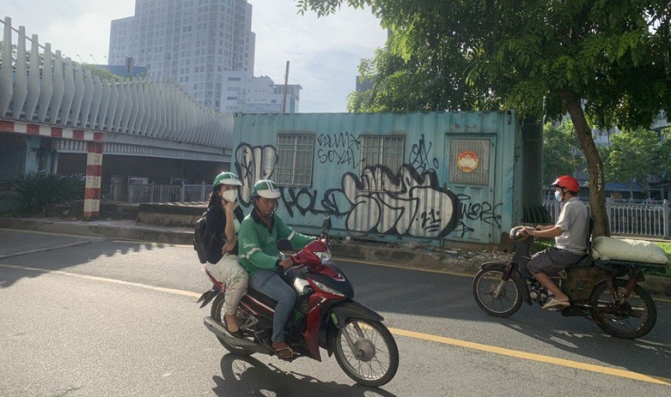 Đường Trường Sa (quận 3) cũng chi chít hình vẽ.