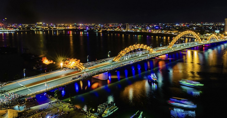 Cầu Rồng tạo nên điểm nhấn cho du lịch Đà Nẵng. thu hút đông đảo du khách đến xem rồng phun lửa.