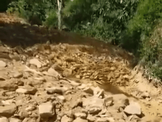 Tin tức trong ngày - Đang sửa đường, người dân hốt hoảng thấy lũ ống cuốn hàng nghìn m3 đất đá trên núi xuống