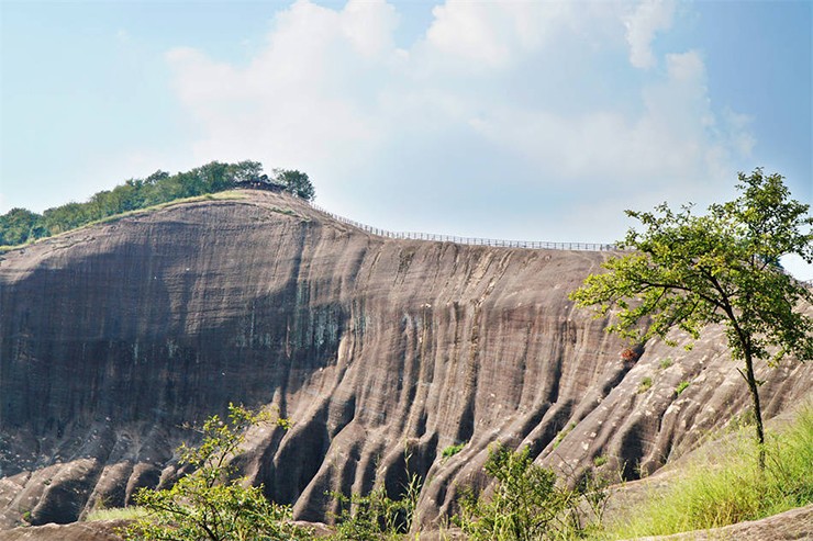 Khu thắng cảnh Gaoyiling nằm ở thị trấn Sâm Châu, tỉnh Hồ Nam, Trung Quốc là một nơi nổi tiếng với cảnh quan địa chất hiếm có.


