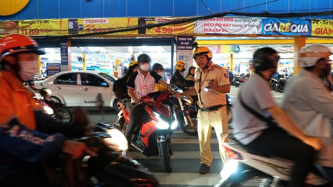 Cụ thể, khoảng 21 giờ 3 phút cùng ngày trong quá trình kiểm tra tổ công tác đã phát hiện anh L.Đ.N (35 tuổi) điều khiển xe máy biển số 47B2 – 971.XX có dấu hiệu vi phạm nồng độ cồn nên ra hiệu dừng xe mời vào lề đường để kiểm tra.