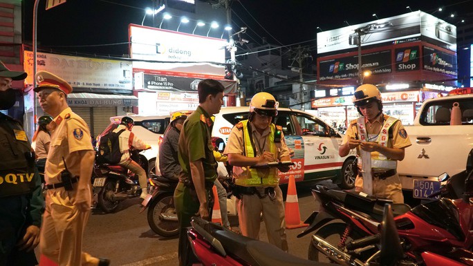Tối 30-9, Đội CSGT Hàng Xanh (Phòng CSGT Công an TP HCM) lập chốt kiểm tra nồng độ cồn tại khu vực giao lộ Quốc Lộ 13 – Nguyễn Xí (phường 26, quận Bình Thạnh).