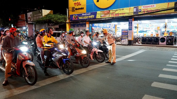 Khoảng 21 giờ 21 phút, CSGT thấy anh H.N.C (19 tuổi) dừng đèn đỏ tại giao lộ Quốc lộ 13 – Nguyễn Xí (phường 26, quận Bình Thạnh) có biểu hiện đã uống rượu bia nên mời vào kiểm tra nồng độ cồn.