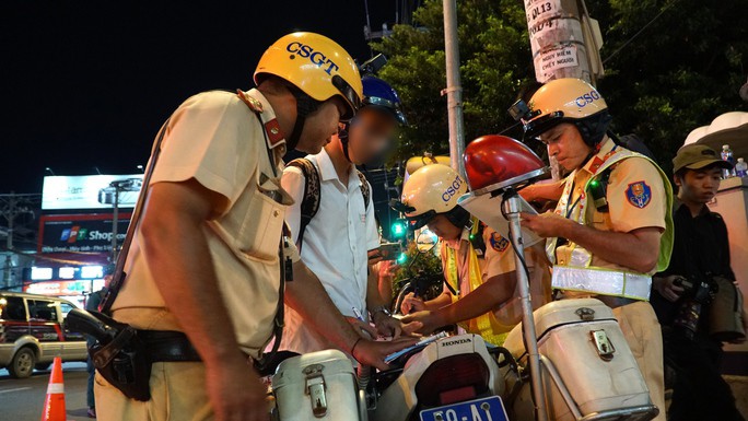 "Uống cho vui thôi chứ cũng không nghĩ là mình bị bắt, tại hôm nay có đại hội ở trường nên mình mới vậy thôi chứ đâu có lúc nào mình uống say vậy đâu. Sau lần bị phạt này mình cũng sẽ rút kinh nghiệm"- anh C. nói. Với mức vi phạm của anh C. sẽ bị phạt tiền từ 4 triệu đồng đến 5 triệu đồng, tước giấy phép lái xe 17 tháng và tạm giữ xe 7 ngày.