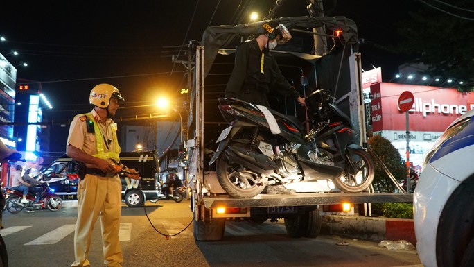 Trong khoảng 4 giờ làm việc, Đội CSGT Hàng Xanh đã lập biên bản, xử phạt 8 trường hợp vi phạm nồng độ cồn.