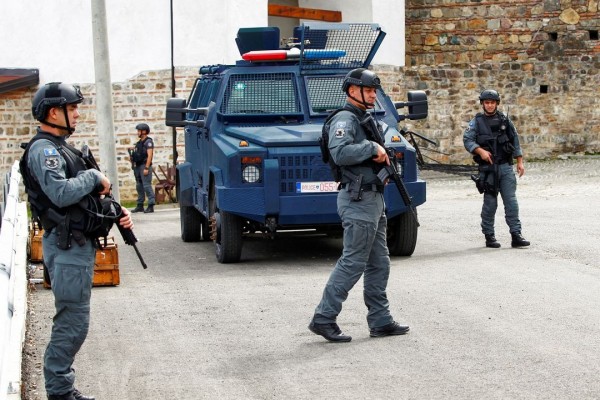 Các sĩ quan tuần tra biên giới của Kosovo. Ảnh Reuters.&nbsp;