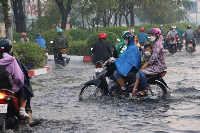 Theo dự báo, những ngày tới TPHCM sẽ có mưa diện rộng, có nơi mưa to đến rất to nguy cơ xuất hiện gió giật mạnh, lốc, sét cùng với nguy cơ ngập ở những vùng trũng thấp, vùng kém khả năng tiêu thoát nước. (Ảnh minh họa: Hữu Huy)