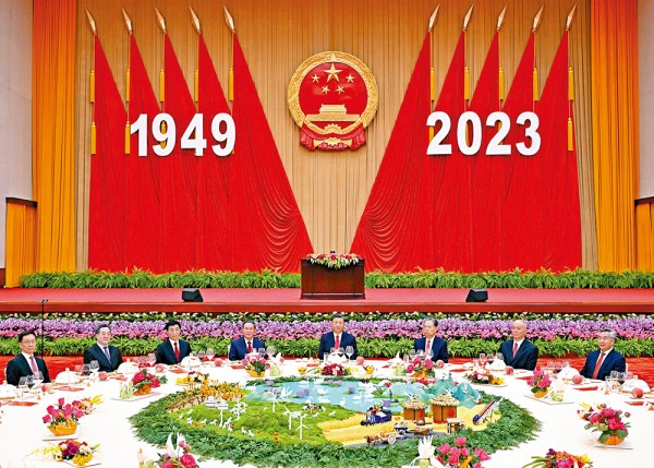 Các nhà lãnh đạo Trung Quốc dự tiệc chiêu đãi kỷ niệm 74 năm ngày thành lập nước Cộng hòa Nhân dân Trung Hoa.